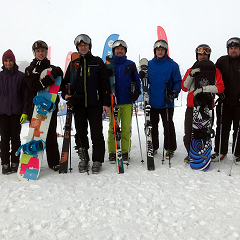 Group foto of the participants in their skiing uniforms